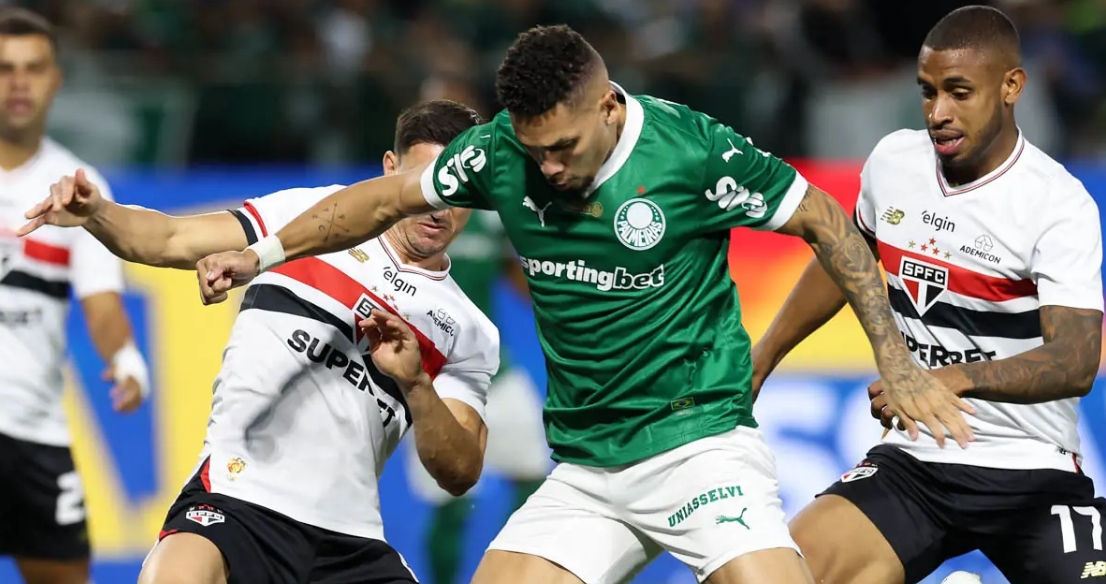 Palmeiras bate São Paulo com gol de Vitor Roque e é líder isolado