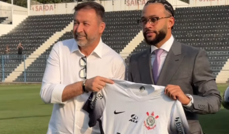 De helicóptero e traje de gala, Memphis Depay chega à sede do Corinthians