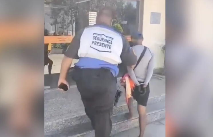 Turista chilena paga R$ 400 por camarão em Copacabana e ambulante é detido