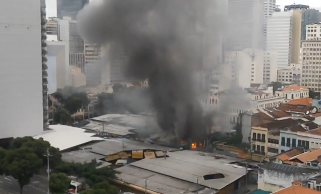 Fogo destrói parte do Camelódromo no Rio
