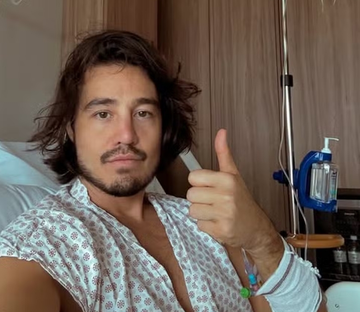 Tiago Iorc é internado às pressas com crise de hérnia de disco