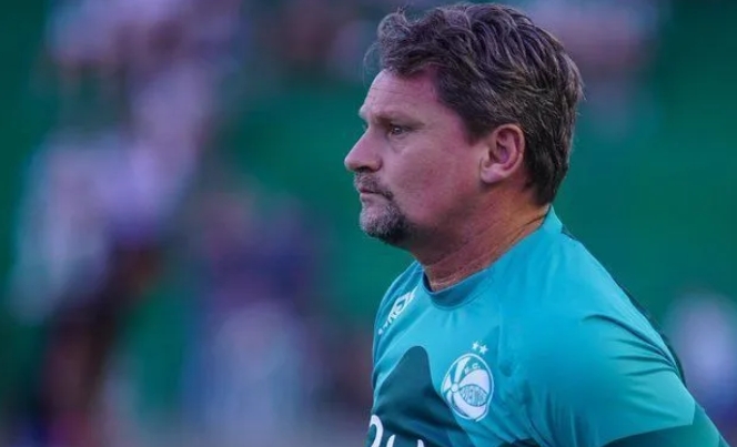 Brasileirão 2025 chega a sete técnicos demitidos em oito rodadas