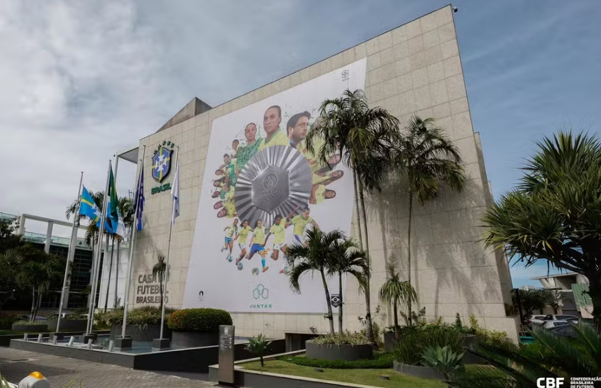 Seleção feminina é homenageada com painel na fachada da CBF após prata