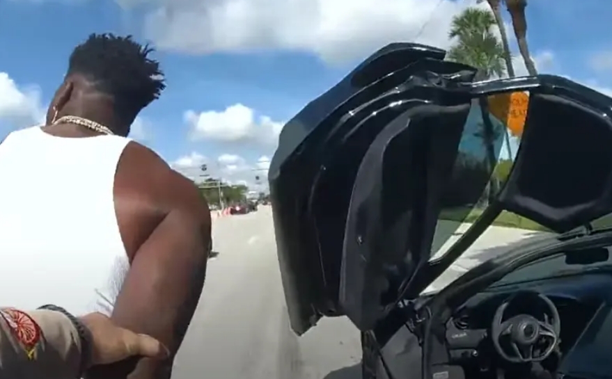Atleta da NFL detido antes de jogo critica polícia