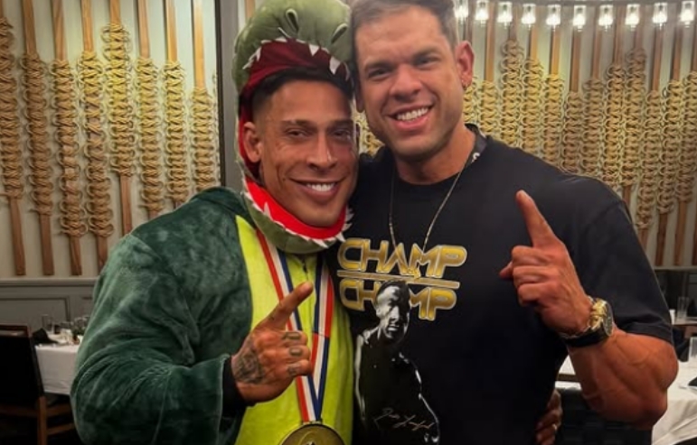 Ramon Dino se fantasia de dinossauro para comemorar o Mr. Olympia 2025