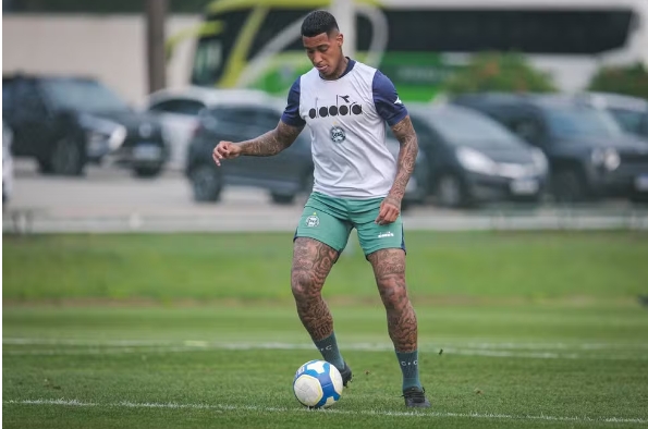 Coritiba anuncia saída de Alef Manga, Robson e outros três jogadores