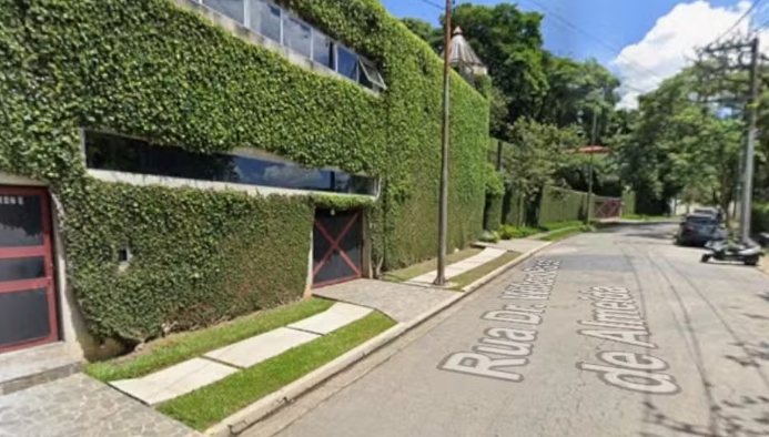 Caseiro é preso acusado de matar a mulher a facadas em mansão em São Paulo