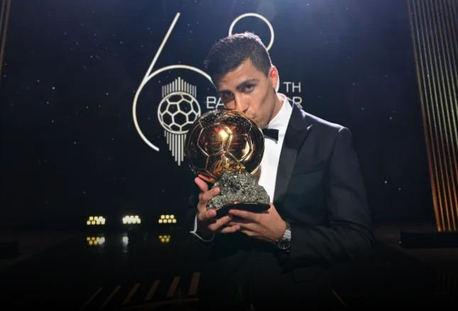 Rodri responde sobre bandeirão da torcida do City para Vinicius Júnior