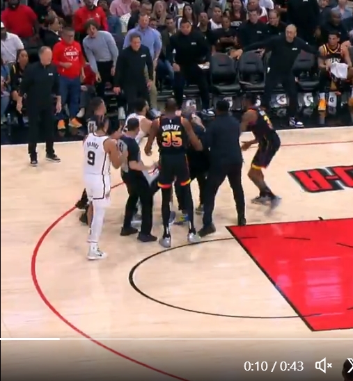 NBA: pivôs de Suns e Rockets brigam em quadra e são ejetados