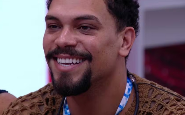 Vinícius chora com recados da família no último Almoço do Anjo do BBB 25