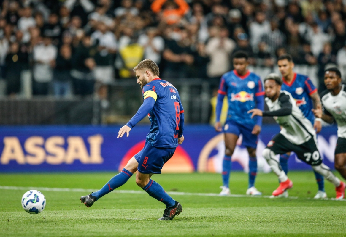 Com gol nos acréscimos, Bragantino vence o Corinthians pelo Brasileirão
