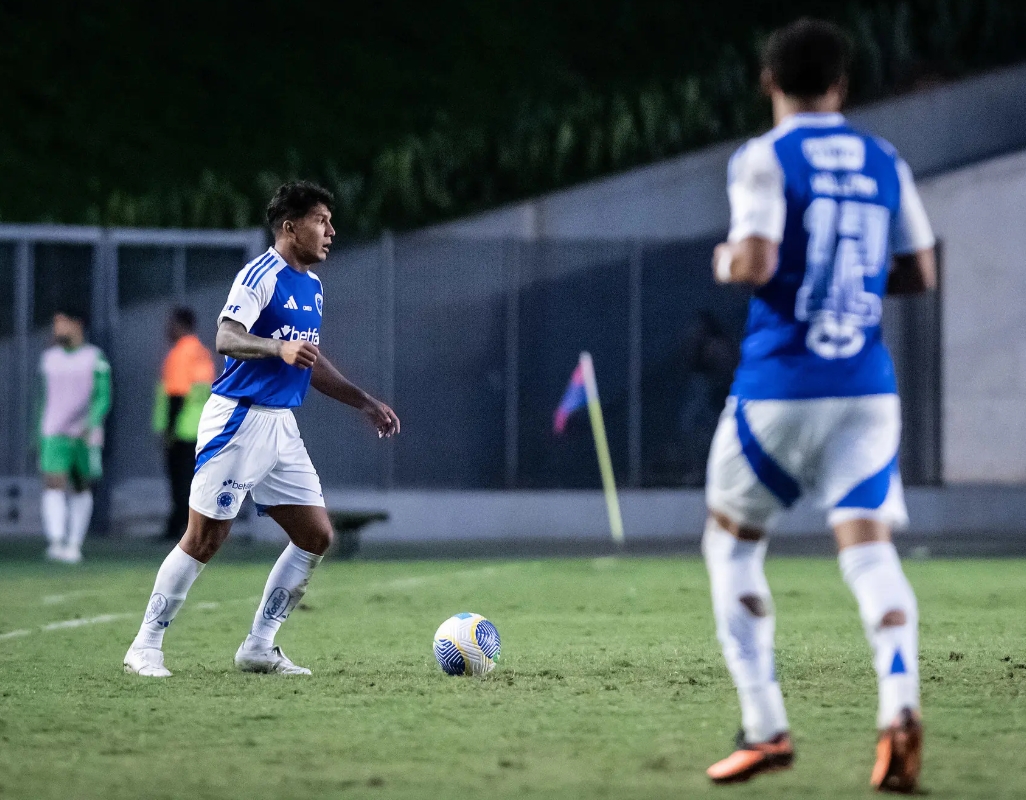 Com três de Kaio Jorge, Cruzeiro goleia Grêmio e caça o líder Flamengo