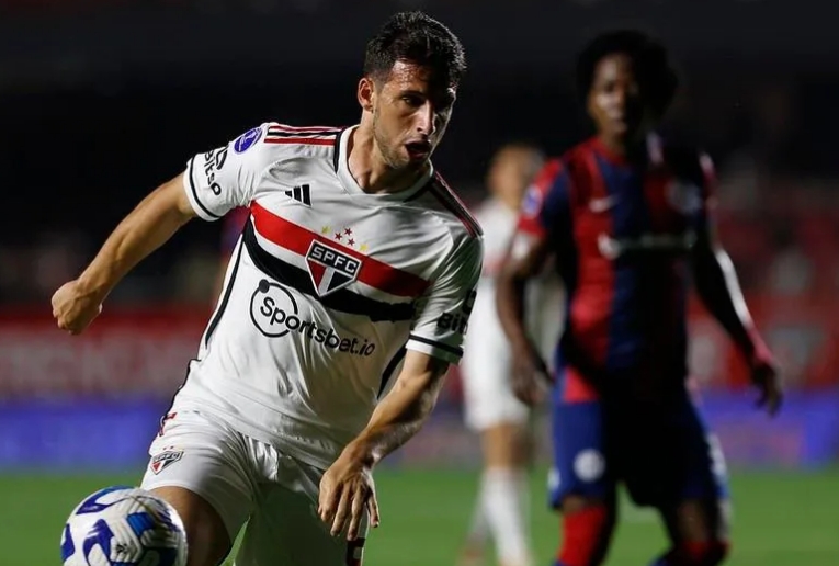 Calleri cobra time após queda na Copa do Brasil