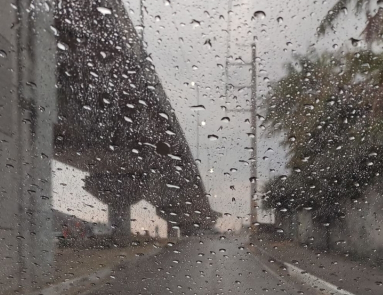 Manaus amanhece com chuva e céu nublado neste sábado
