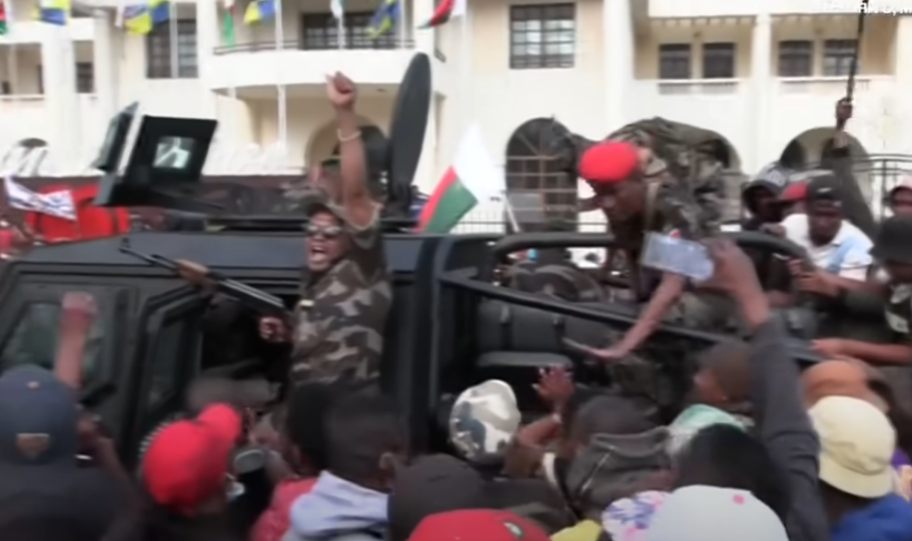 Militares tomam poder após fuga do presidente em Madagascar