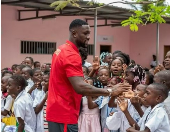 Zagueiro do Botafogo aproveita Data Fifa para fazer ação em Luanda