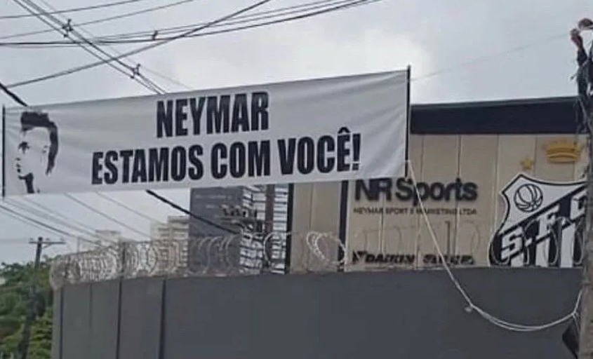 Após cobrança, faixa em apoio a Neymar é estendida em frente a CT do Santos