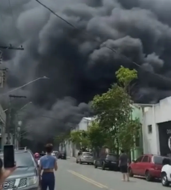 Incêndio atinge fábrica no Brás e deixa duas pessoas feridas em São Paulo