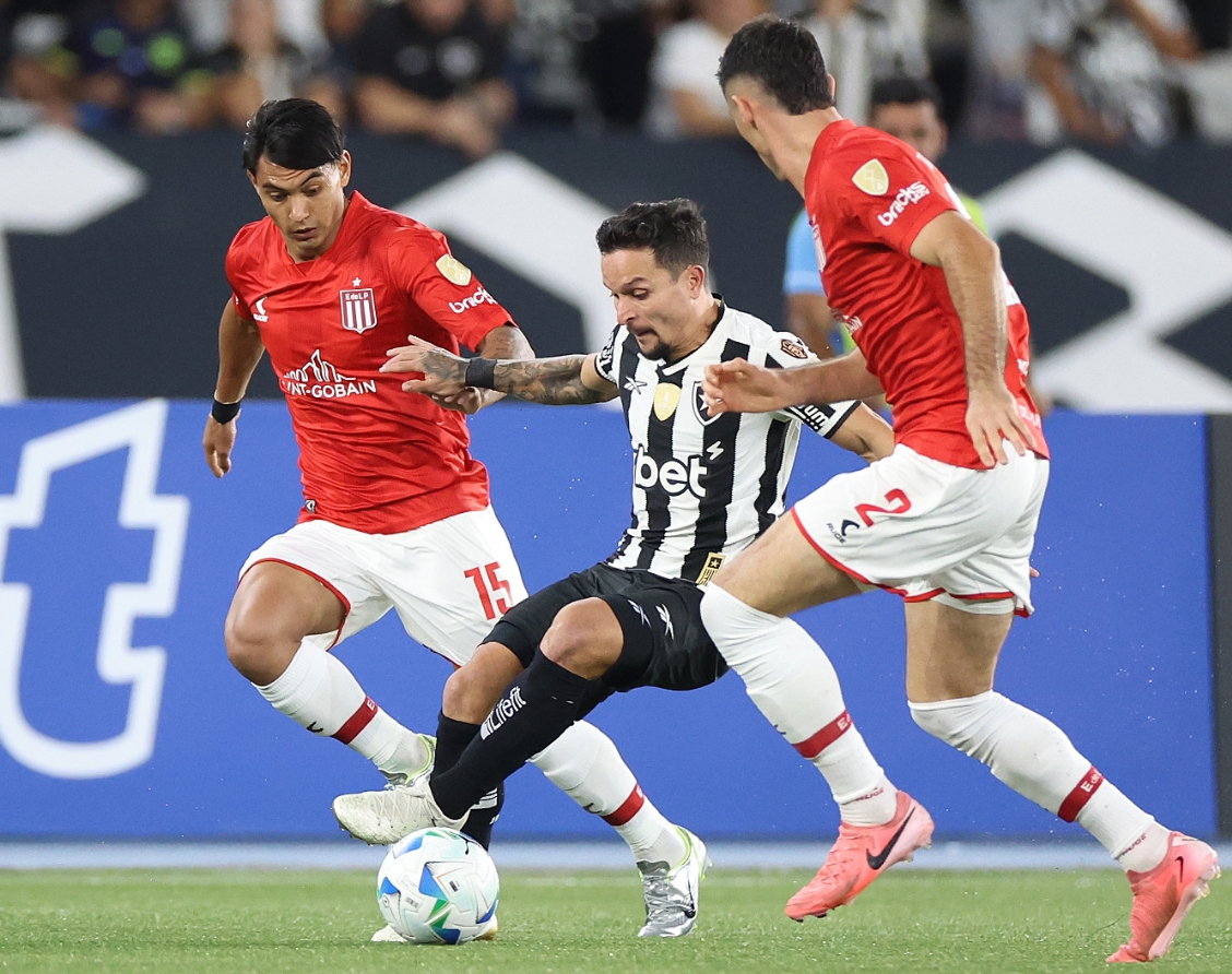 Botafogo vence Estudiantes em jogo emocionante e segue vivo na Libertadores