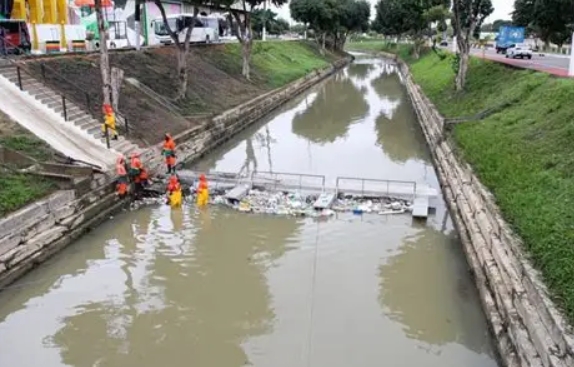 Prefeitura de Manaus realiza mutirão de limpeza no Igarapé do Mindu