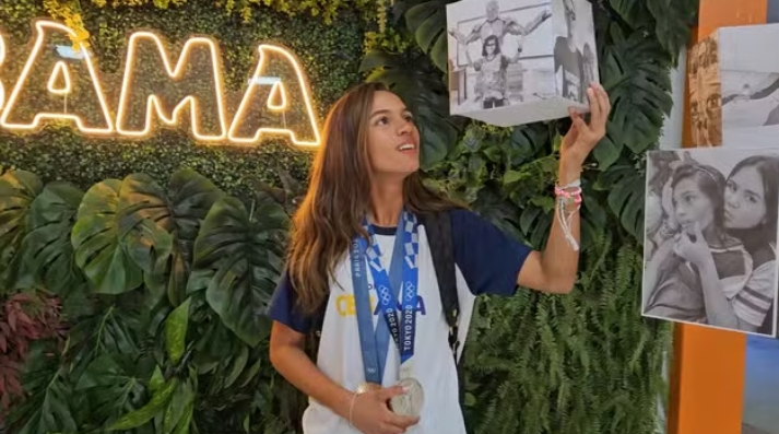 Rayssa Leal retorna de Paris e desfila em carro do Corpo de Bombeiros