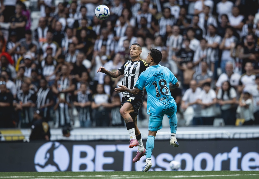 Atlético pressiona no fim, mas empata com Santos e segue perto do Z4