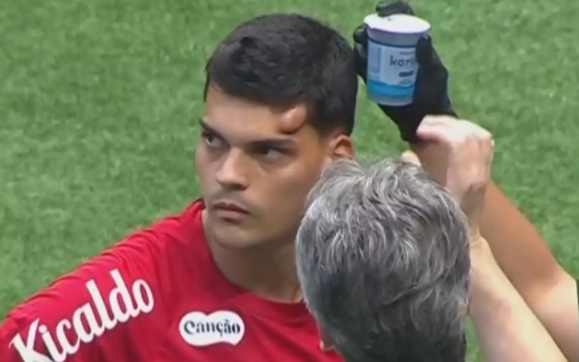 Gabriel Brazão sofre pancada na cabeça e deixa jogo do Santos de ambulância