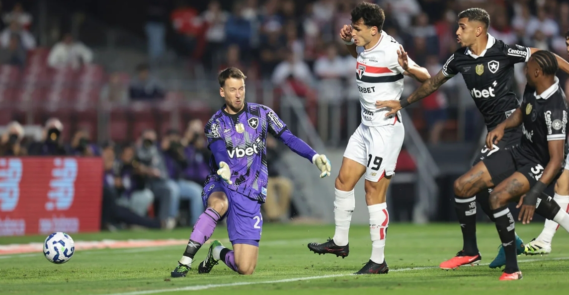 Dinenno desencanta e São Paulo vence Botafogo pelo Brasileirão