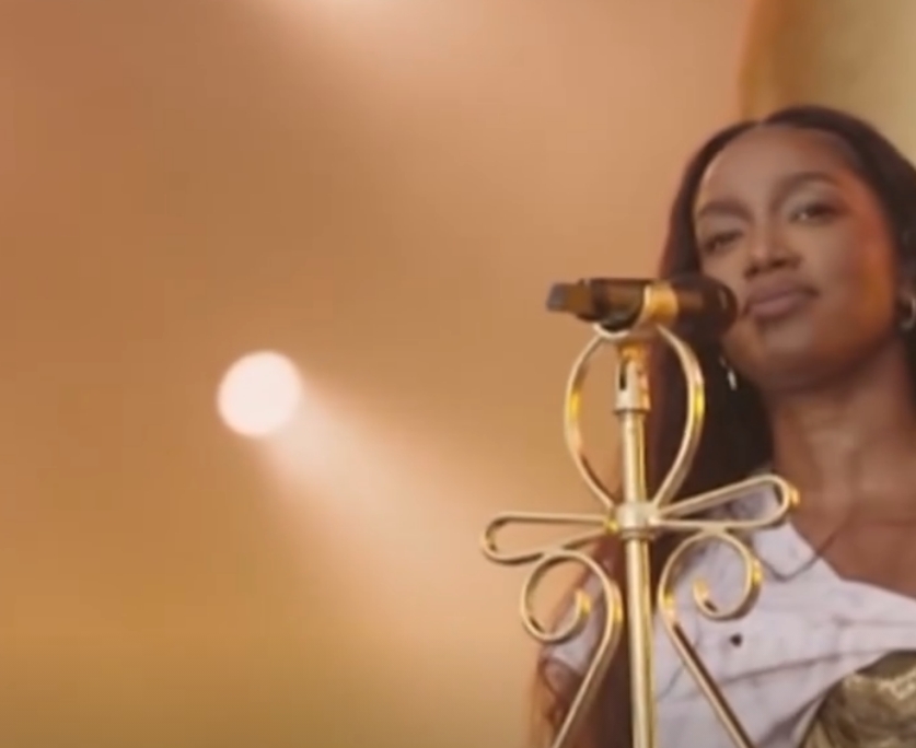 Iza volta às suas origens e entrega ópera reggae brasileira no The Town