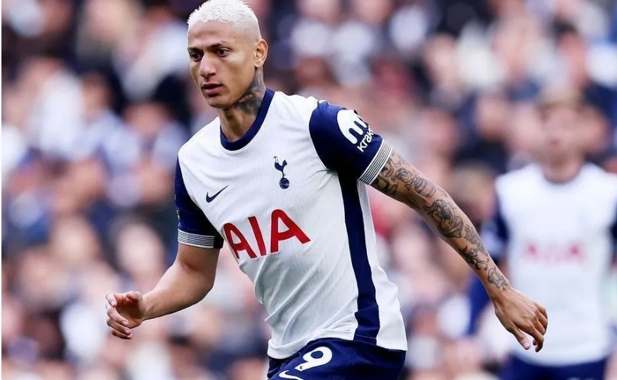 Richarlison volta ao Tottenham em clássico após período de lesão