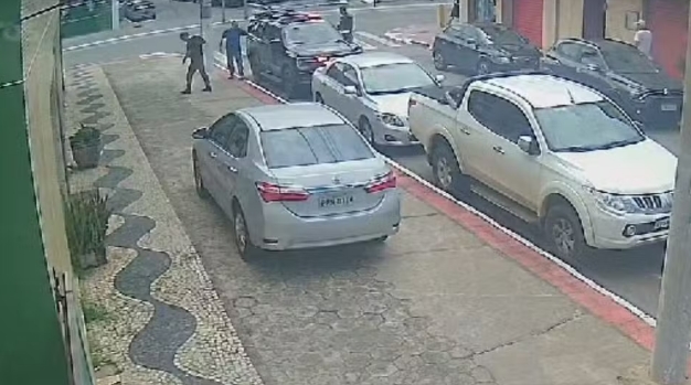 Detento sai de viatura sem algemas e almoça com policiais em shopping