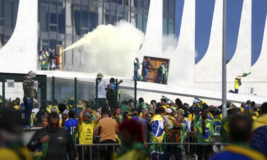 Justiça argentina emite mandados de prisão contra 61 foragidos do 8/1