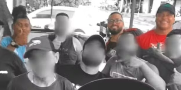 Mortos confundidos com milicianos participavam de amigo oculto em bar