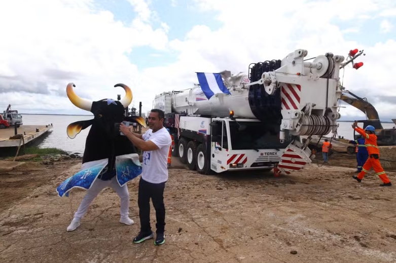 Guindastes chegam a Parintins para apresentações do Boi Caprichoso