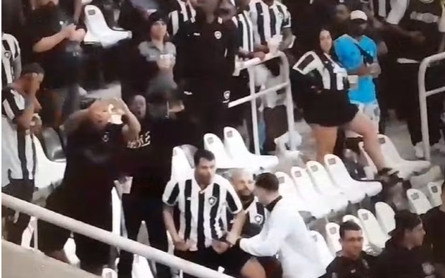 Botafogo banirá torcedor que fez gestos racistas contra Palmeiras