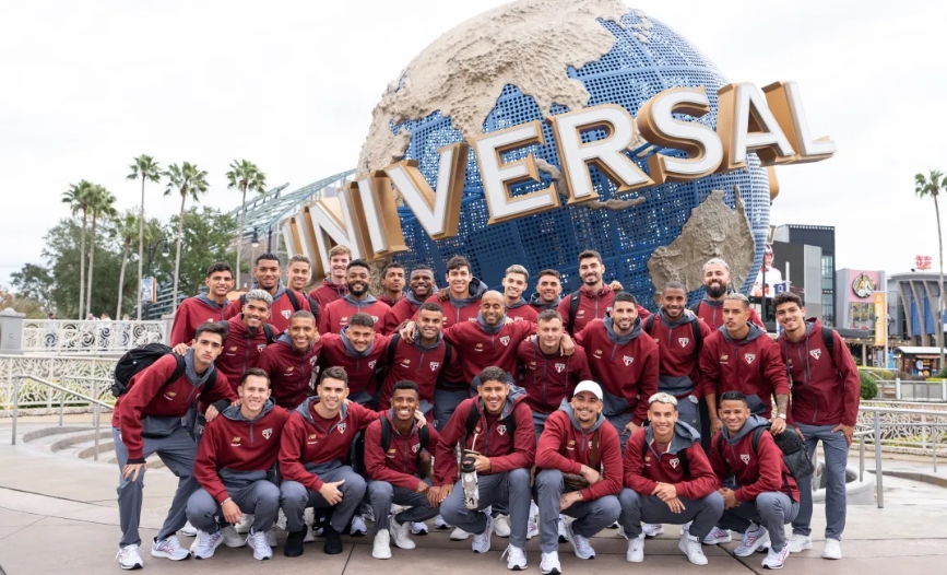 De folga, jogadores do São Paulo e do Cruzeiro visitam parques da Universal