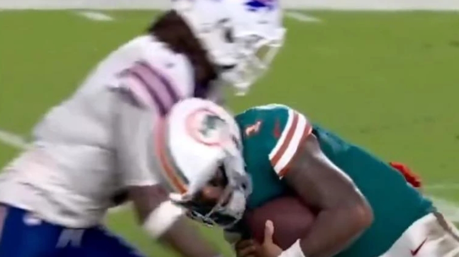 NFL: jogador do Miami Dolphins é hospitalizado após choque de cabeça