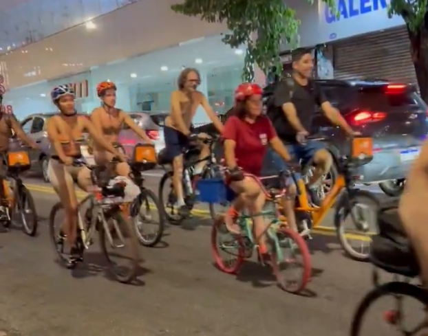 Pedalada reúne ciclistas sem roupa para pedir segurança no trânsito