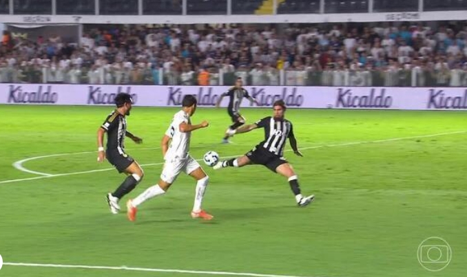 Neymar sai machucado, mas Santos domina Atlético-MG e vence em casa