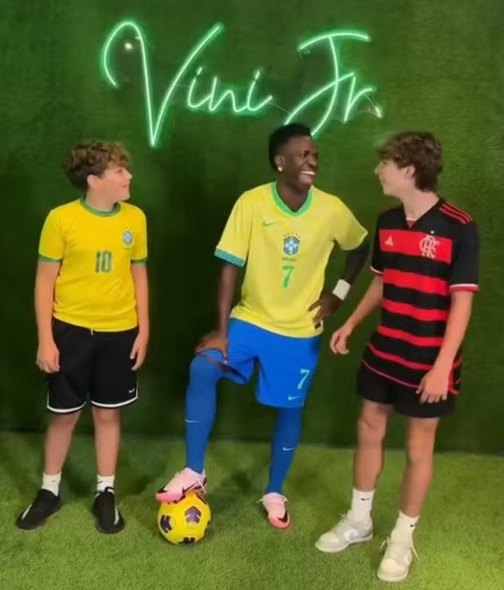 Vini Jr terá estátua de cera e surpreende fãs em museu nos EUA