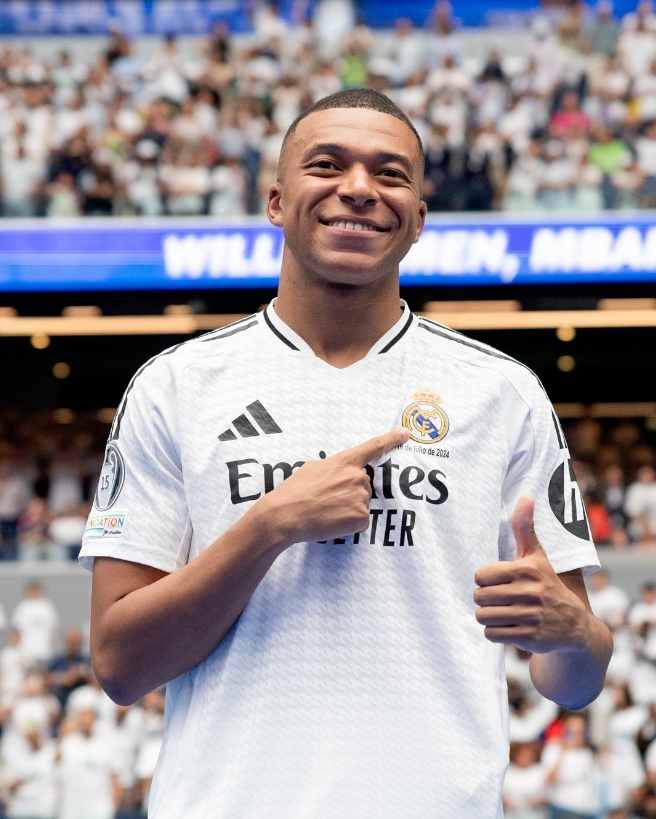 Mbappé é apresentado no Real Madrid no Santiago Bernabéu