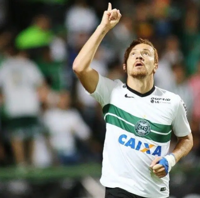 Ex-Santos aceita perder sítio de R$ 1,8 milhão por dívida com Neymar pai