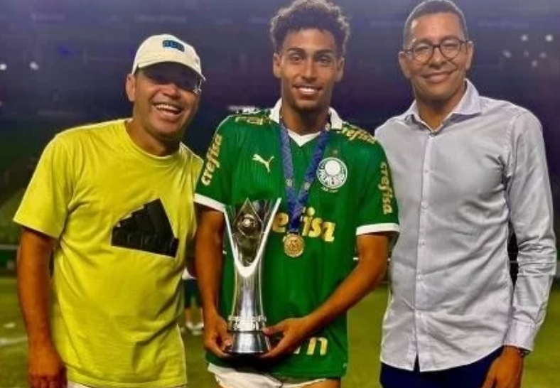 Pentacampeão ajuda na carreira de joia do Palmeiras na mira de gigantes