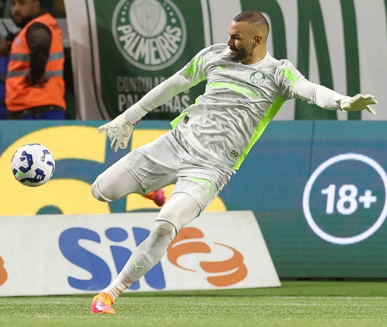 Weverton sofre lesão na mão e deve desfalcar Palmeiras contra o Flamengo