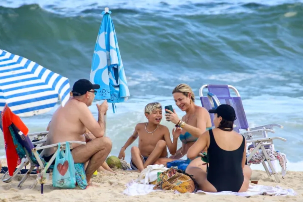 De volta ao Brasil, Luana Piovani curte praia do Leblon com filho