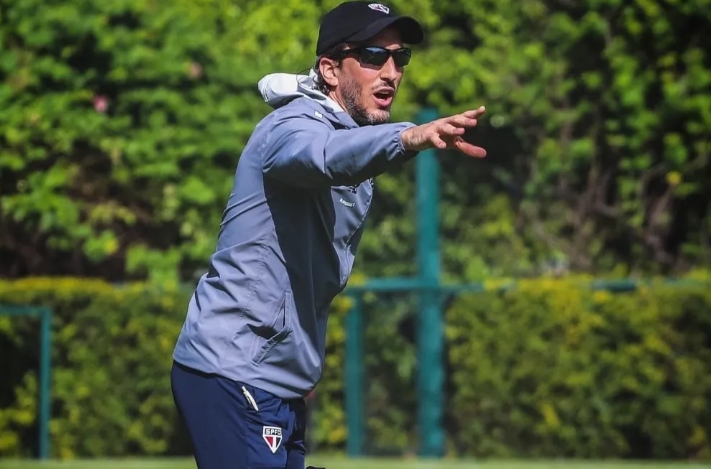 Zubeldía explica craques no banco contra o Palmeiras