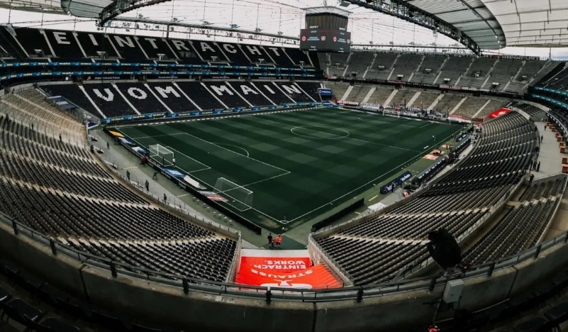 Duas pessoas ficam feridas após torcedor cair de arquibancada na Alemanha