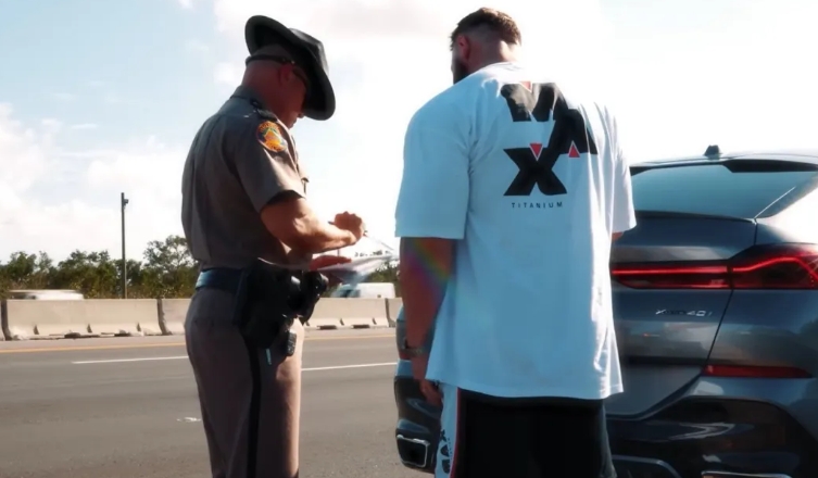 Nos EUA, Ramon Dino e treinador batem carro avaliado em R$ 800 mil