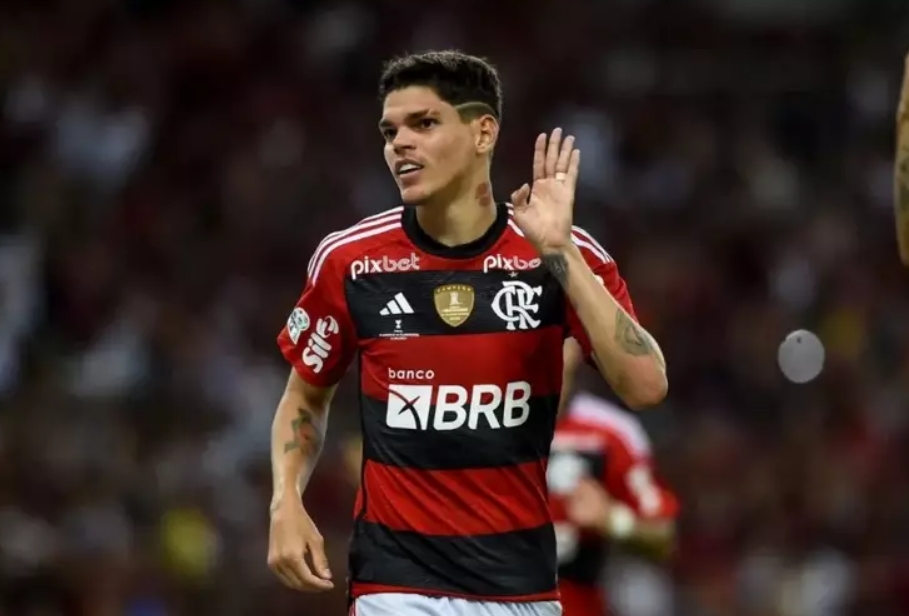 Ayrton Lucas treina e Flamengo pode ter retornos importantes contra o Bahia