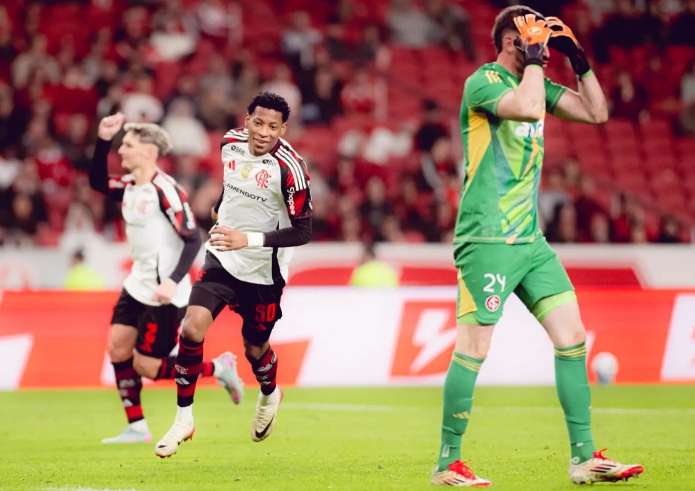 Flamengo bate o Internacional e amplia vantagem na ponta